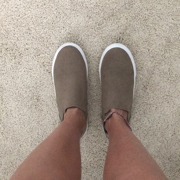 Steve Madden Slip On Tan Shoes - Picture 7 of 8